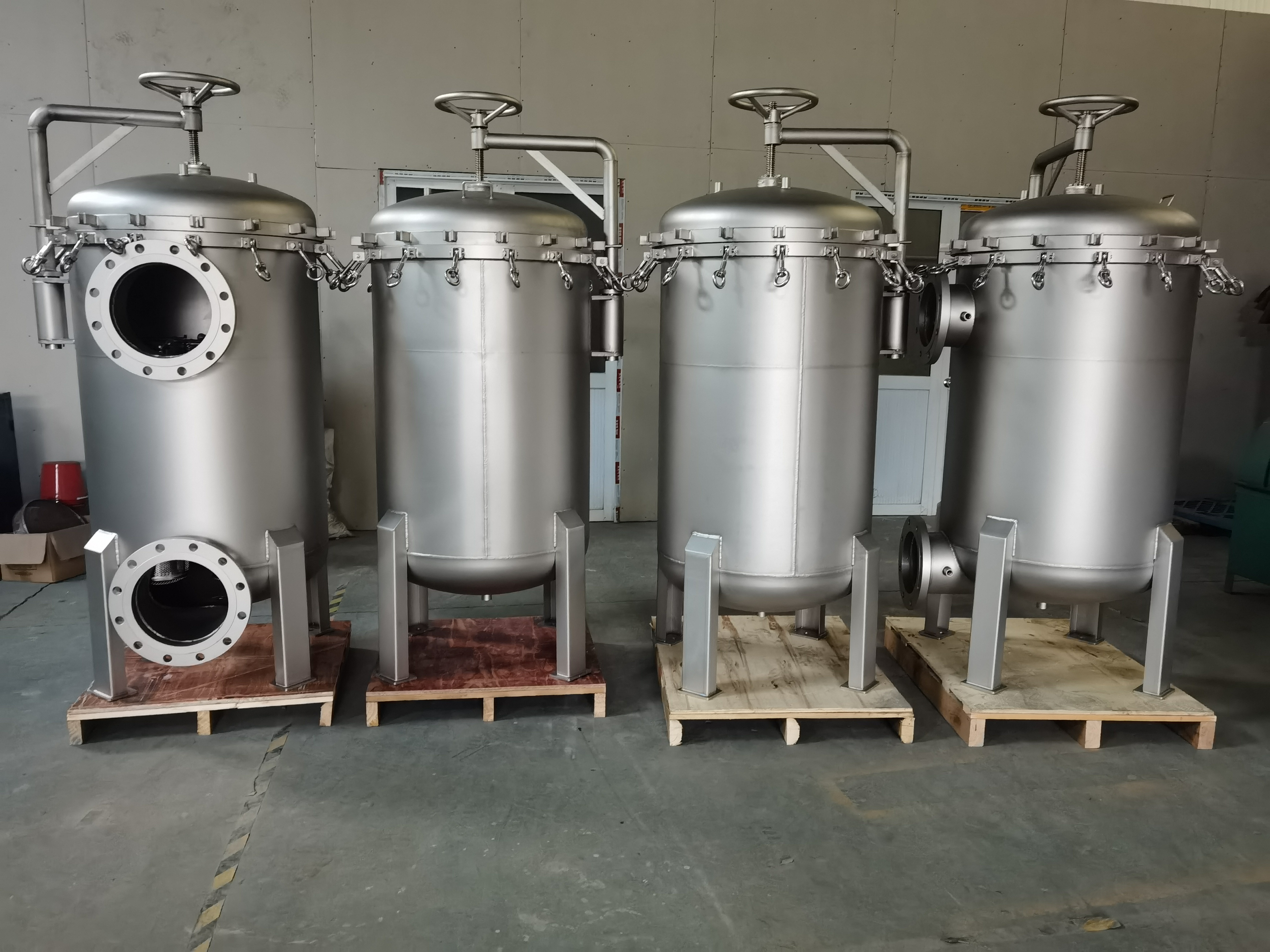 Six bag filter housing