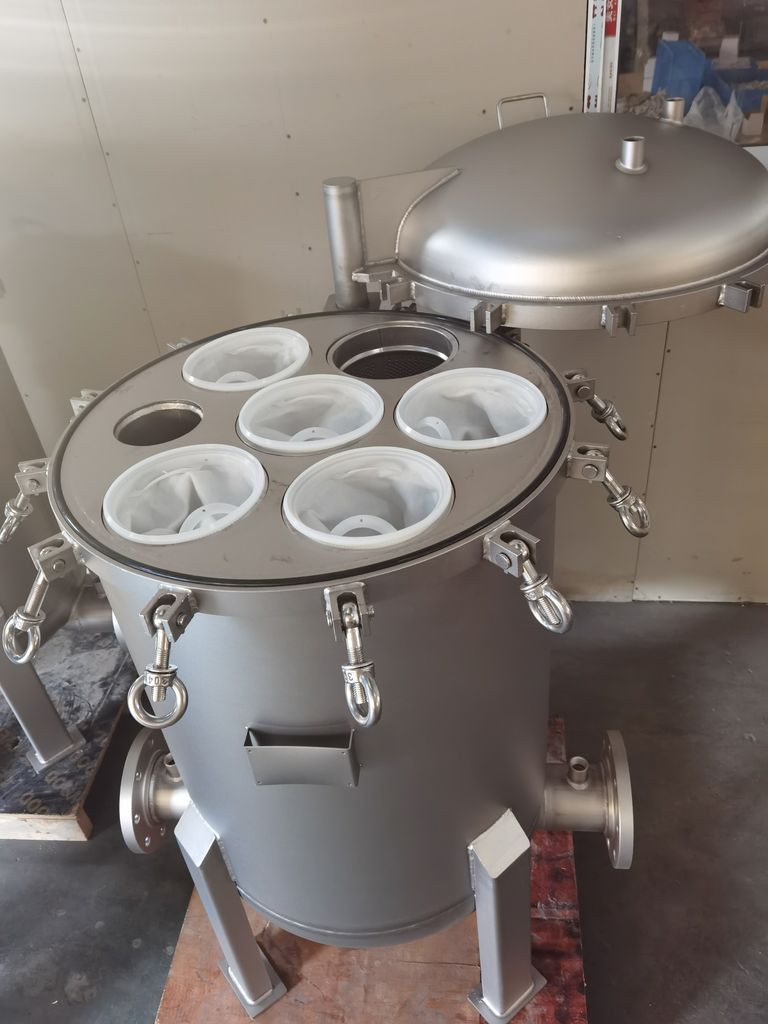 Filter housing with five bags